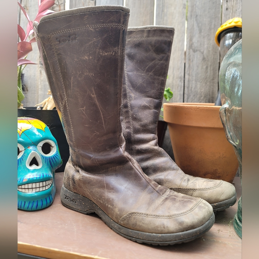 Teva Capistrano Brown Distressed Leather Boots • 12” Zip up • Waterproof •
